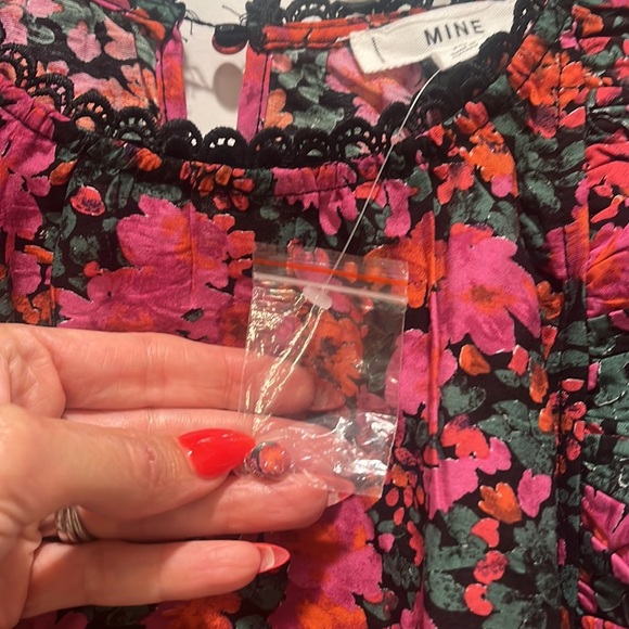 Mine NWOT Multicolored Floral FLUTTER Sleeve Blouse Top A-line cherry red M - Picture 6 of 10